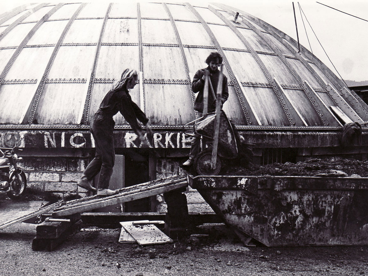 1970: Die ersten Arbeiten am autonomen Jugendzentrum in der Gaskuppel werden ausgeführt.